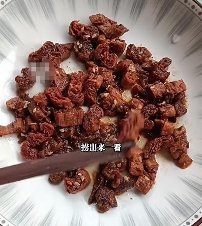 买手撕牛肉干焯水后发现变豆腐干PG麻将胡了湖南男子75一斤(图2)
